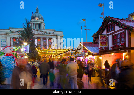 Rathaus, Weihnachtsmarkt und Karussell, Marktplatz, Nottingham, Nottinghamshire, England, UK Stockfoto