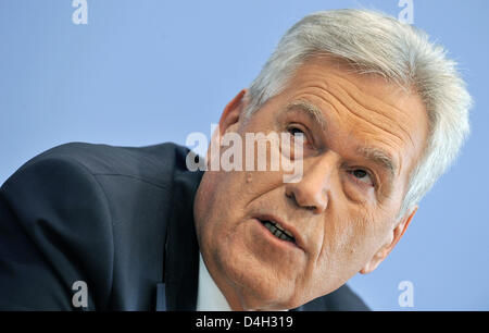 Deutsche Wirtschaftsminister Michael Glos, spricht über die wirtschaftlichen Aussichten für den Herbst in der Bundespressekonferenz in Berlin, Deutschland, 16. Oktober 2008. Foto: GERO BRELOER Stockfoto