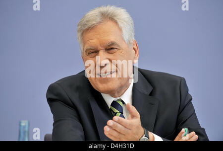 Deutsche Wirtschaftsminister Michael Glos, spricht über die wirtschaftlichen Aussichten für den Herbst in der Bundespressekonferenz in Berlin, Deutschland, 16. Oktober 2008. Foto: GERO BRELOER Stockfoto