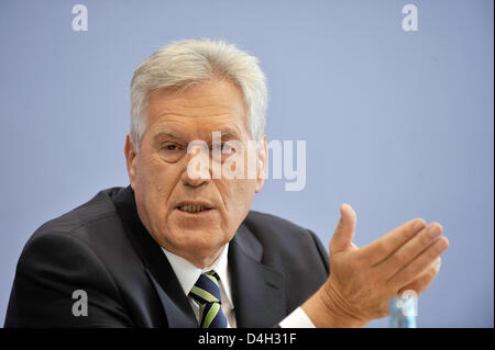 Deutsche Wirtschaftsminister Michael Glos, spricht über die wirtschaftlichen Aussichten für den Herbst in der Bundespressekonferenz in Berlin, Deutschland, 16. Oktober 2008. Foto: GERO BRELOER Stockfoto