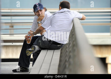 Polnische Formel-1-Pilot Robert Kubica (L) der BMW-Sauber-Gespräche, Fahrer Christian Klien am Shanghai International Circuit in Shanghai, China, 16. Oktober 2008 zu testen. Die chinesischen Formel Eins Grand Prix statt findet am 19. Oktober 2008. Foto: Jens Büttner Stockfoto