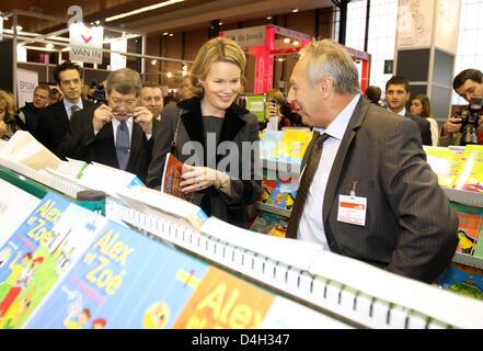 Belgiens Crown Princess Mathilde (C) besucht der 15. "Bildungsmesse" in Namur, Belgien, 16. Oktober 2008. Foto: Patrick van Katwijk Stockfoto