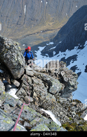 Kletterer aufsteigend der Great Tower auf Turm Ridge, Ben Nevis, eine klassische und beliebte Route, Sommer und winter Stockfoto