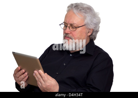Ein Senior mit grauen Haaren hält eine Tablette und betrachten Stockfoto