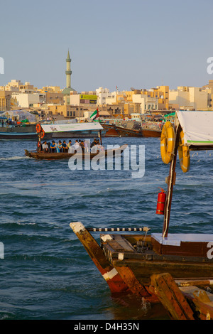 Wassertaxi auf dem Creek, Dubai, Vereinigte Arabische Emirate, Vereinigte Arabische Emirate, Naher Osten Stockfoto