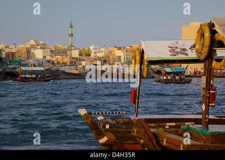 Wassertaxi auf dem Creek, Dubai, Vereinigte Arabische Emirate, Vereinigte Arabische Emirate, Naher Osten Stockfoto