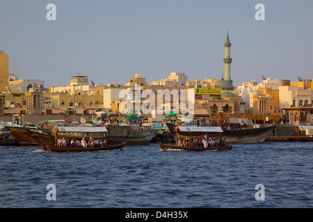 Wassertaxi auf dem Creek, Dubai, Vereinigte Arabische Emirate, Vereinigte Arabische Emirate, Naher Osten Stockfoto