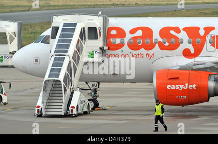 Ein Flugzeug der britischen Billigfluglinie EasyJet steht in seine Parkposition auf dem Flughafen in Dortmund, Deutschland, 17. Oktober 2008. Das Bodenpersonal der Fluglinie wurde streiken seit den frühen Stunden des Morgens, weil EasyJet plant, den Standort Dortmund zu schließen. Das Personal ist verschoben werden. Foto: Bernd Thissen Stockfoto