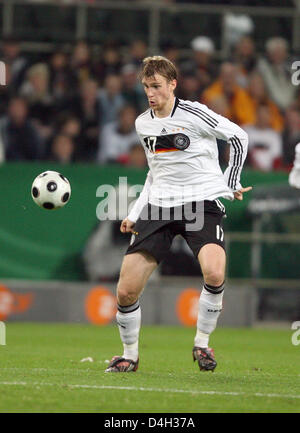 Nationalspieler Per Mertesacker gezeigt in Aktion während der Gruppe 4 FIFA World Cup 2010-Qualifikationsspiel Deutschland gegen Wales in Mönchengladbach, 15. Oktober 2008. Deutschland besiegte Wales 1-0. Foto: Roland Weihrauch Stockfoto