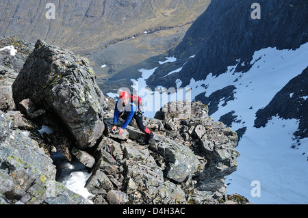 Kletterer aufsteigend der Great Tower auf Turm Ridge, Ben Nevis, eine klassische und beliebte Route, Sommer und winter Stockfoto