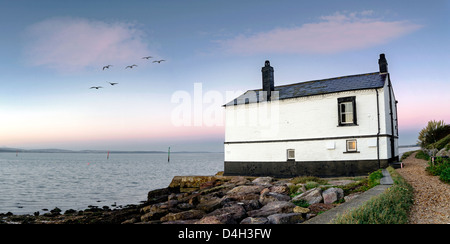 Panorama eines alten Hauses am Strand von Lepe im New Forest. Stockfoto