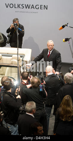 Martin Winterkorn, Vorstandsvorsitzender der Volkswagen AG, Emotionalität bin 14.03.2013 Bei der Jahrespressekonferenz von VW in Wolfsburg (Niedersachsen) Neben Einem New Beetle Cabrio Inmitten von Journalisten. Foto: Sebastian Kahnert/Dpa +++(c) Dpa - Bildfunk +++ Stockfoto