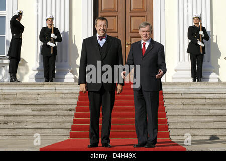 Der deutsche Bundespräsident Horst Köhler begrüßt seinen estnischen Amtskollegen Toomas Hendrik Ilves (L) am Schloss Bellevue in Berlin, Deutschland, 23. Oktober 2008. Foto: RAINER JENSEN Stockfoto