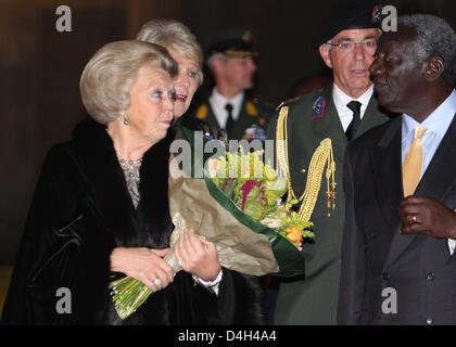 Niederländische Königin Beatrix (L) teilt ein Lächeln mit Ghanaian President John Kufuor (R) in den Haag, Niederlande, 22. Oktober 2008. Kufuor bleiben im Land bis 23. Oktober 2008. Foto: Albert Philip van der Werf (Achtung: Niederlande heraus!) Stockfoto