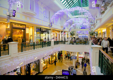 Innere des Einkaufszentrum Meadowhall an Weihnachten, Sheffield, South Yorkshire, Yorkshire, England, Vereinigtes Königreich Stockfoto