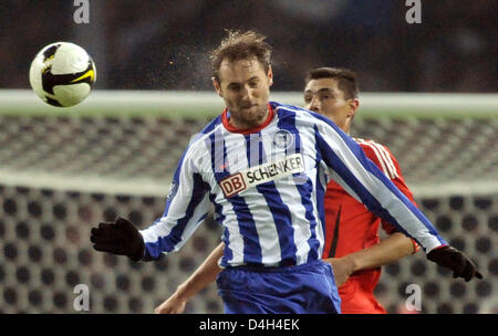 Berlins Josip Simunic (L) und Benfica Jose Reyes (R) führen eine Überschrift Duell im UEFA-Cup Gruppe B Spiel Hertha BSC Berlin V Benfica Lissabon im Olympiastadion Berlin, Deutschland, 23. Oktober 2008. Deutsche Bundesliga Berlin und portugiesischen Liga Seite Benfica gebunden das Spiel 1: 1. Foto: Soeren Stache Stockfoto