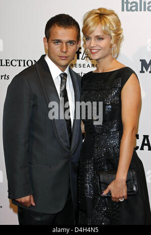 US-Schauspielerin Mena Suvari, geboren in Griechenland, und ihr Verlobter U.S.-italienische Tänzerin Simone Sestito kommen für die AmfAR Gala und Auktion in der Villa Borghese in Rom, 24. Oktober 2008. Foto: Hubert Boesl Stockfoto