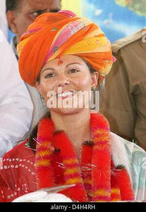 Kronprinzessin Victoria von Schweden trägt einen Turban, wie sie ein Programm von der Jal Bhagirathi Stiftung bei einem Besuch in Bijoloyi Dorf in der Nähe von Jodhpur, Indien, 24. Oktober 2008 besucht. Die Kronprinzessin ist bei einem 10-Tage-Besuch in Indien. Foto: Albert Philip van der Werf (Achtung: Niederlande heraus!) Stockfoto