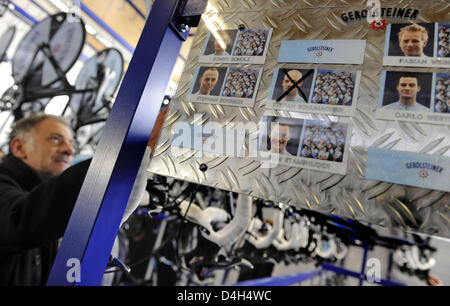 Ein Porträt von Radprofi Stefan Schumacher Team Gerolsteiner während der Ausverkauf von dem Radsport-Team Altgerät Hauptquartier der Gerolsteiner in Herrenberg, Deutschland, 25. Oktober 2008 abgebildet ist durchgestrichen. Ein paar hundert Radsportfans kamen, Sportgeräte und Souvenirs zu kaufen. Foto: MARIJAN MURAT Stockfoto