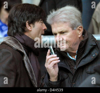 Der Cheftrainer der deutschen Fußball Mannschaft Joachim Löw (L) und der Teamchef der TSG 1899 Hoffenheim, Dietmar Hopp (R), Chat auf den Tribünen vor der Bundesliga Spiel TSG 1899 Hoffenheim Vs Hamburger SV "Carl-Benz - Stadion" in Mannheim, Germany, 26. Oktober 2008. Foto: Ronald Wittek (Achtung Sperrfrist! Die DFL ermöglicht die weitere Nutzung des Bildes ich Stockfoto