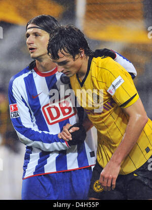 Dortmunder Mats Hummels (R) und Marko Pantelic von Berlin gesehen während der Bundesliga-Spiel Borussia Dortmund gegen Hertha BSC Berlin im Signal Iduna Park in Dortmund, Deutschland, 26. Oktober 2008. Das Spiel endete 1: 1. Foto: Bernd Thissen Stockfoto