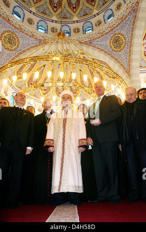 NRW Ministerpräsident Wolfgang Ruettgers (2-R), Ali Bardakoglu (C, in weiß), President für religiöse Angelegenheiten in der Türkei und der Bischof von Essen, Felix Genn (L hinter Bardakoglu) während der Eröffnungsfeier der Merkez Moschee im Duisburger Stadtteil Marxloh, Deutschland, 26. Oktober 2008 zu sehen. Die Moschee bietet Platz für 1.200 Gläubige und zählt zu Deutschlands größten Stockfoto