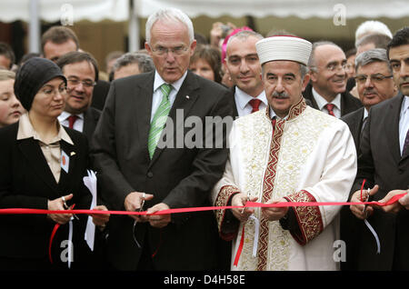 NRW Ministerpräsident Wolfgang Ruettgers (L) und Ali Bardakoglu (in weiß), Präsident für religiöse Angelegenheiten in der Türkei schneiden das Band während der Eröffnungsfeier der Merkez-Moschee im Duisburger Stadtteil Marxloh, Deutschland, 26. Oktober 2008. Die Moschee bietet Platz für 1.200 Gläubige und ist einer der größten in Deutschland. Foto: ROLAND WEIHRAUCH Stockfoto