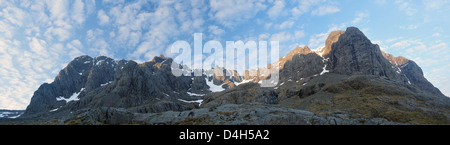 Panorama von der Nord-Ost Gesicht von Ben Nevis, die Klippen in Mitte April zeigen. Etwas Schnee verweilt in Rinnen und unter Flächen. Stockfoto