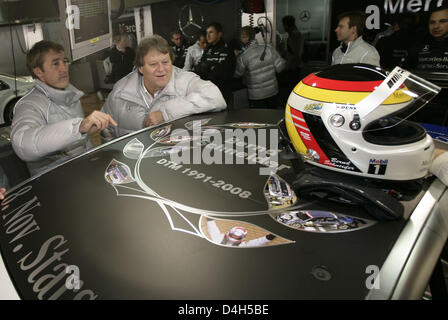 Deutsch Bernd Schneider (L) der AMG Mercedes C-Klasse und Vice President of Mercedes Motorsport Norbert Haug (C) sind in die Grube während der Qualifikation für das 11. und letzten Saisonrennen der Deutschen Tourenwagen-Serie DTM beim "Hockenheimring" Race track in Hockenheim, Deutschland, 25. Oktober 2008 abgebildet. Der fünffache DTM-Champion Schneider, der das Ende seiner Karriere Thi angekündigt hatte Stockfoto