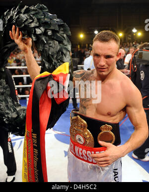 Alte und neue WBA-Super-Mittelgewicht World Champion Mikkel Kessler (Dänemark) stellt mit seiner Krone in Weser-Ems-Halle in Oldenburg, Deutschland, 25. Oktober 2008. Er schlug 33 Jahre alten deutschen Danilo Häußler aus Frankfurt Oder durch k.o. in der dritten Runde. Foto: Ingo Wagner Stockfoto