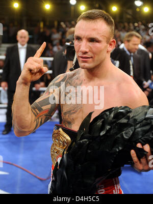 Alte und neue WBA-Super-Mittelgewicht World Champion Mikkel Kessler (Dänemark) stellt mit seiner Krone in Weser-Ems-Halle in Oldenburg, Deutschland, 25. Oktober 2008. Er schlug 33 Jahre alten deutschen Danilo Häußler aus Frankfurt Oder durch k.o. in der dritten Runde. Foto: Ingo Wagner Stockfoto