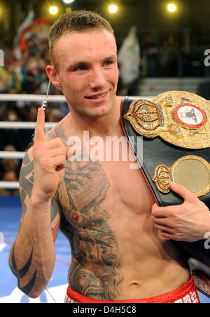 Alte und neue WBA-Super-Mittelgewicht World Champion Mikkel Kessler (Dänemark) stellt mit seinen Gürtel im Weser-Ems-Halle in Oldenburg, Deutschland, 25. Oktober 2008. Er schlug 33 Jahre alten deutschen Danilo Häußler aus Frankfurt Oder durch k.o. in der dritten Runde. Foto: Ingo Wagner Stockfoto