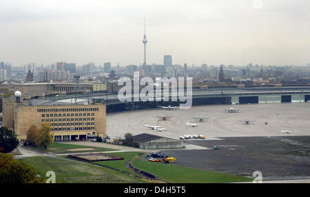 Das Bild zeigt den Flughafen Berlin-Tempelhof, der sehr nah an der Stadt Berlin, Deutschland, 20. Oktober 2008. Das Bild wurde bei einem Rundflug im Hintergrund aufgenommen, der Fernsehturm am Alexanderplatz gesehen werden kann. Nachdem er seit 85 Jahren im Einsatz, wird der Flughafen am 30. Oktober 2008 geschlossen. Mit einer Feier für geladene Gäste sagt Berlin auf Wiedersehen Stockfoto