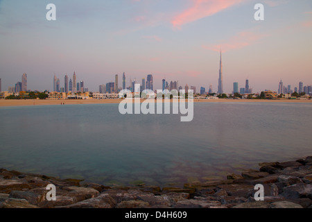 Burj Khalifa und Stadt Skyline bei Sonnenuntergang, Jumeirah Beach, Dubai, Vereinigte Arabische Emirate, Naher Osten Stockfoto