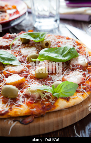 Pizza mit Tomatensauce und Speck, Nahaufnahme Stockfoto