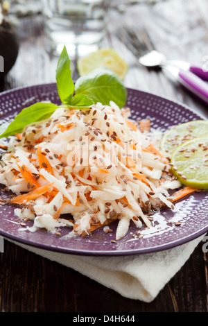 Wintersalat mit schwarzem Rettich und Möhren mit Zitrone-Honig-Füllung Stockfoto