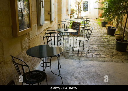 Saint-Emilion, in der Dordogne River Valley, Gironde Region Generalrates, Frankreich; Restaurant im Freien Tische und Stühle Stockfoto