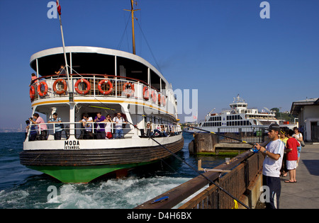 Fähre und Fischer auf dem Bosporus, Istanbul, Türkei, Eurasia Stockfoto