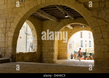 Saint-Emilion, in der Nähe von Bordeaux, im Tal des Flusses Dordogne, Frankreich; Runde romanische Bögen neben Place de L'eglise vergessen Stockfoto