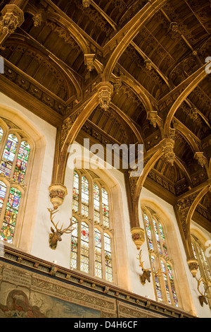 Wand und Decke der großen Halle, Hampton Court Palace, Surrey, England; Eiche Hammerbalken Dachkonstruktion, Glasfenster Stockfoto