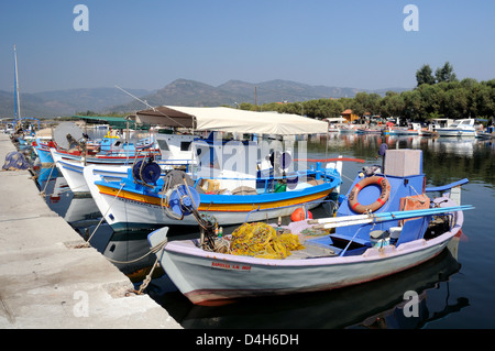 Traditionelle hölzerne Fischerboote vertäut im Hafen von Skala Kalloni, Lesbos (Lesvos), griechische Inseln, Griechenland Stockfoto