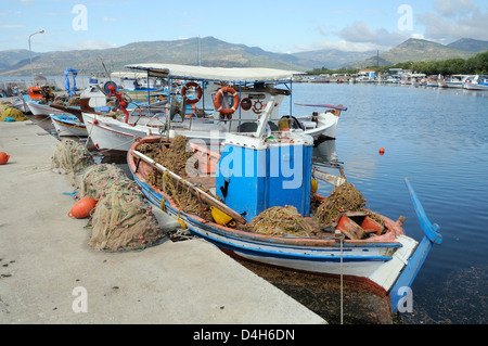 Traditionelle hölzerne Fischerboote vertäut im Hafen von Skala Kalloni, Lesbos (Lesvos), griechische Inseln, Griechenland Stockfoto