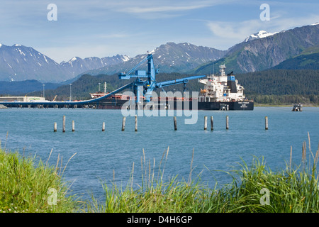 Bulk-Frachter ("Bulker") wird mit Kohle beladen über Förderband, Resurrection Bay, Seward, Alaska, USA, Ende August Stockfoto