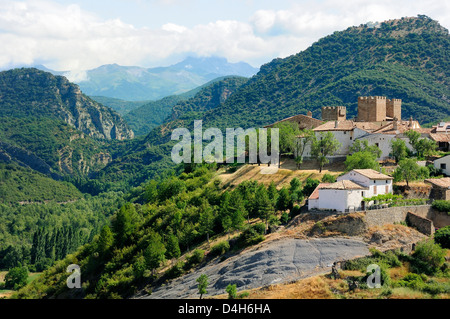 Binies Dorf und Schloss mit Foz de Binies Schlucht, Anso Tal und Pyreneean Gipfeln in den Hintergrund, Huesca, Aragon, Spanien Stockfoto