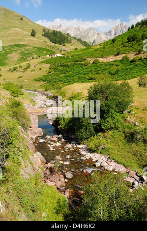 Brücke über den Rio Aragon Subordan im oberen Hecho-Tal überragt vom Karst Kalkstein Berge und Wälder, Huesca, Aragon, Spanien Stockfoto