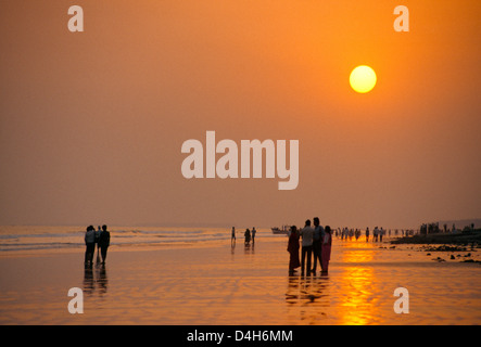 Bucht von Bengal Indien Digha Sonnenuntergang Menschen zu Fuß am Strand Stockfoto