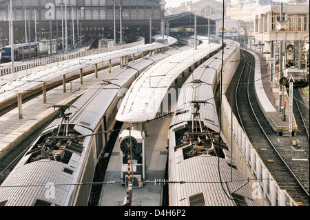 Personenzüge neben den Plattformen am Bahnhof Gare Du Nord in Paris, Frankreich Stockfoto