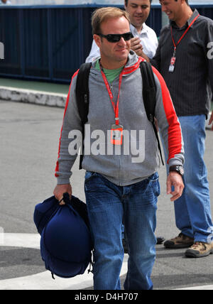 Brasilianische Formel-1-Pilot Rubens Barrichello Honda kommt bei der Interlagos Rennstrecke in der Nähe von Sao Paulo, Brasilien, 30. Oktober 2008. Der brasilianischen Formel Eins Grand Prix findet am 2. November 2008 statt. Foto: GERO BRELOER Stockfoto