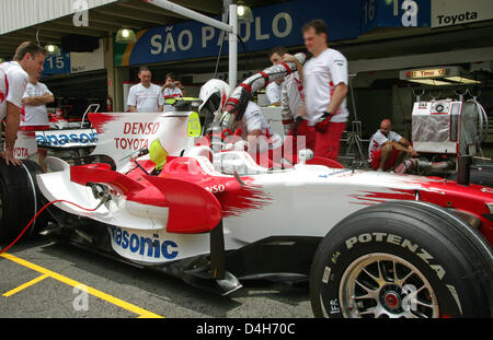 Das Team von Toyota praktiziert einen Boxenstopp an der Interlagos Rennstrecke in der Nähe von Sao Paulo, Brasilien, 30. Oktober 2008. Der brasilianischen Formel Eins Grand Prix findet am 2. November 2008 statt. Foto: ROLAND WEIHRAUCH Stockfoto