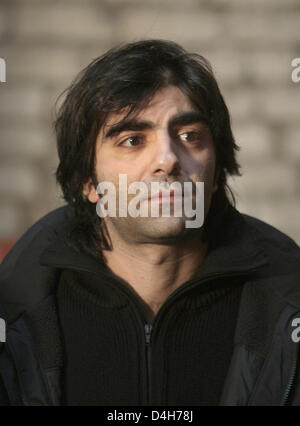 Regisseur Fatih Akin ist abgebildet, während der Dreharbeiten des Films "Soulkitchen" in Hamburg, Deutschland, 30. Oktober 2008. Akin wurde in Hamburg geboren und ist der türkischen anständig. Der Film öffnet im Herbst 2009 in den deutschen Kinos. Foto: ULRICH PERREY Stockfoto